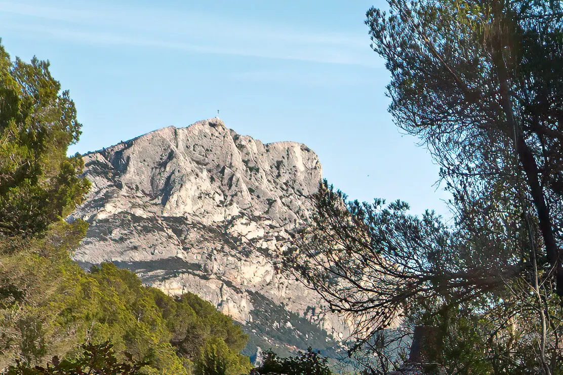 Vue sur la montagne Sainte-Victoire depuis le plateau des carrières de Bibémus View of Montagne Sainte-Victoire from the Bibémus quarry plateau