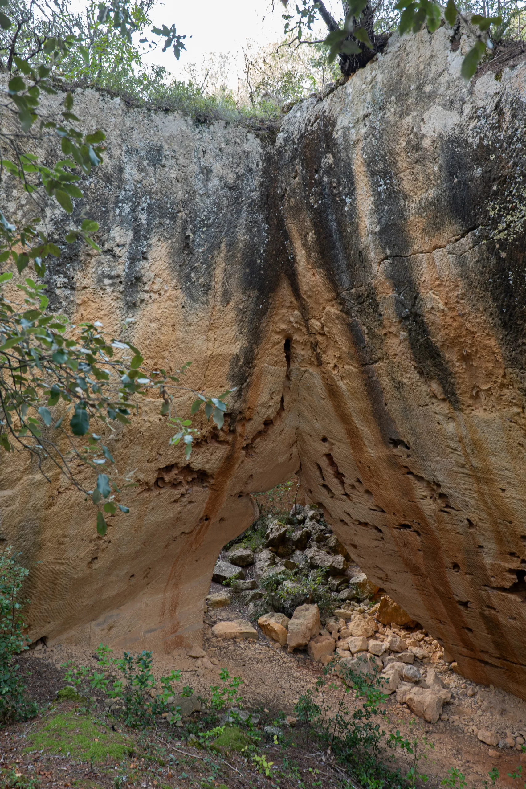 Arche rocheuse ocre formée par l’érosion dans les carrières de Bibémus. Ochre rock arch formed by erosion in the Bibémus quarries