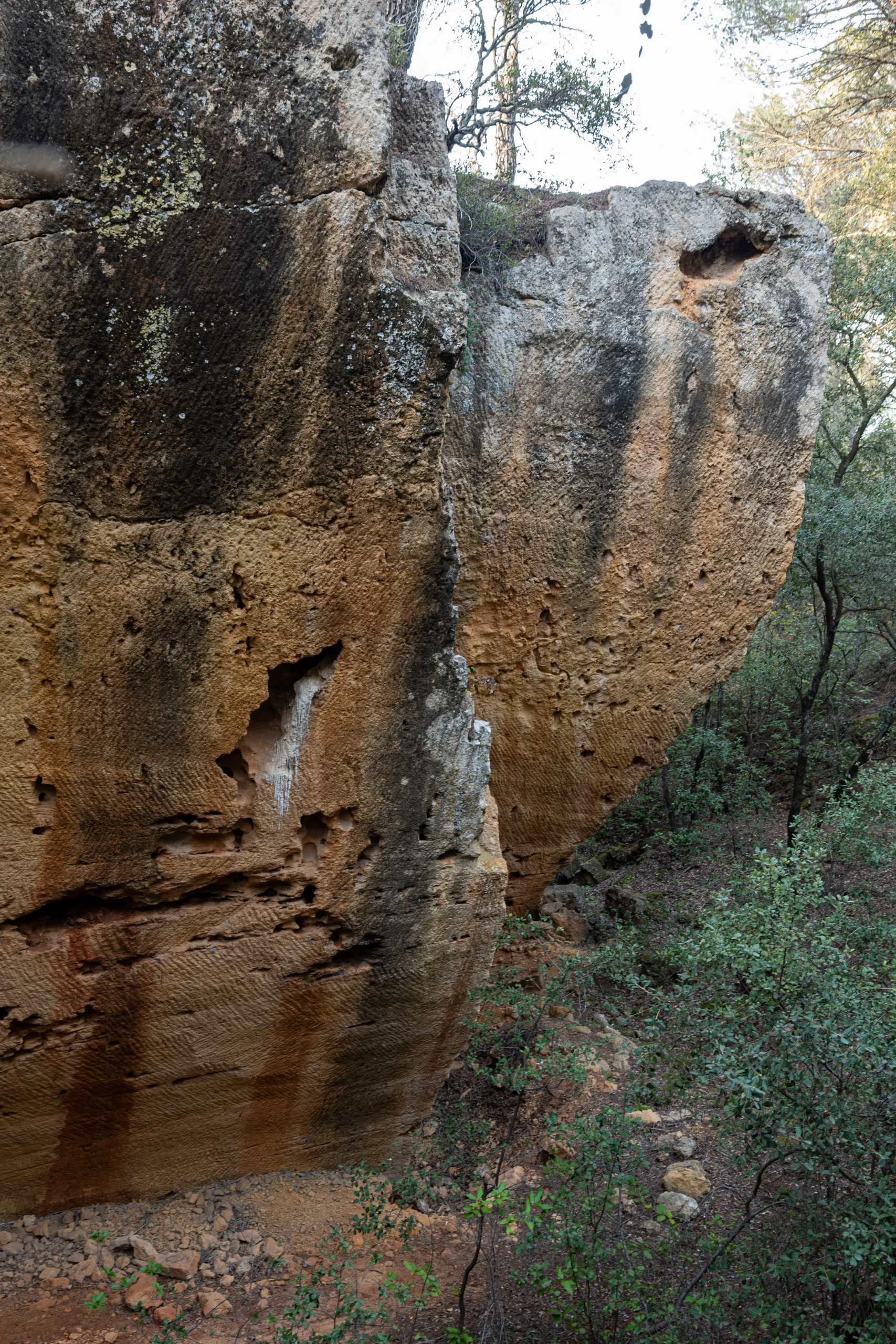 Bloc de pierre ocre vertical avec marques d’outils. Ochre stone block with vertical tool marks in the Bibémus quarries