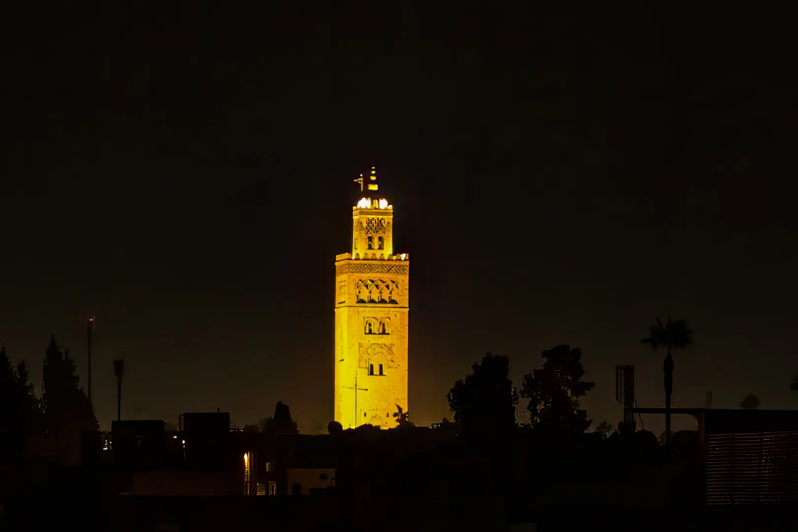 Minaret de la Koutoubia illuminé la nuit à Marrakech Koutoubia minaret illuminated at night in Marrakech