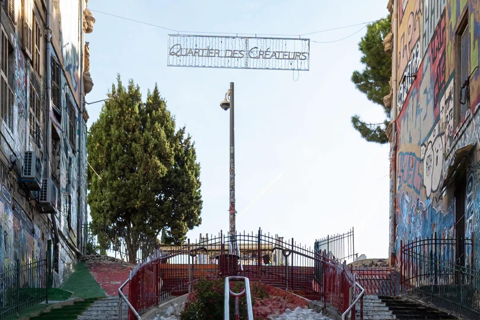 ours Julien à Marseille avec l’enseigne “Quartier des créateurs” et des murs recouverts de street-art.