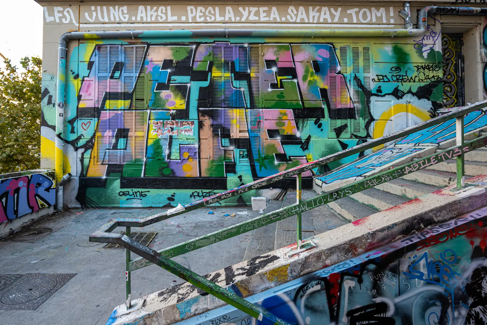 Mur graffé et escalier tagué au Cours Julien à Marseille, quartier des créateurs et haut lieu du street-art.