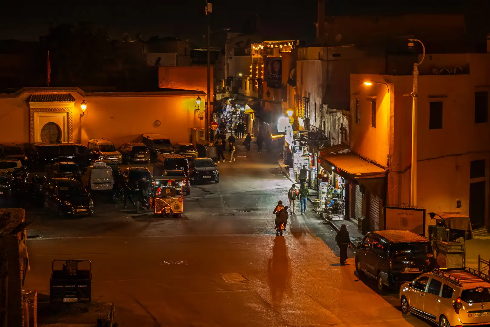 Vue nocturne de la médina de Marrakech depuis un rooftop Night view of Marrakech medina from a rooftop
