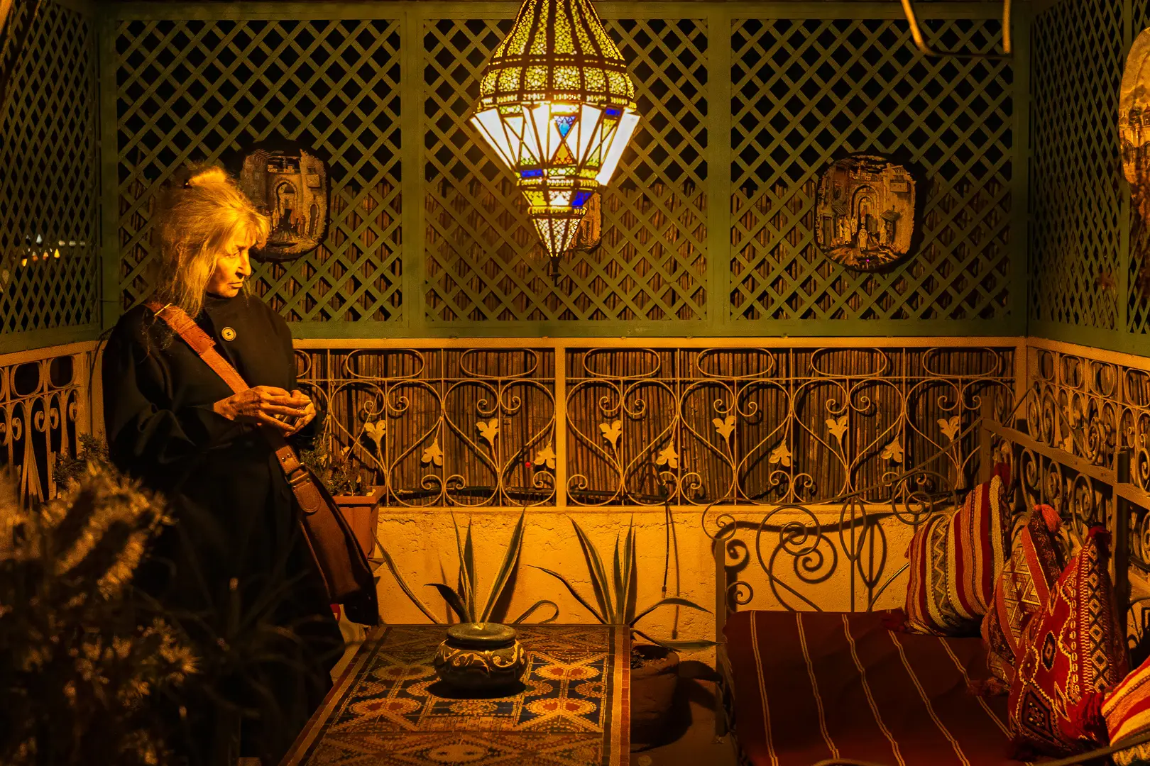 Salon marocain traditionnel sur un toit de riad la nuit. Traditional Moroccan lounge on a riad rooftop at night