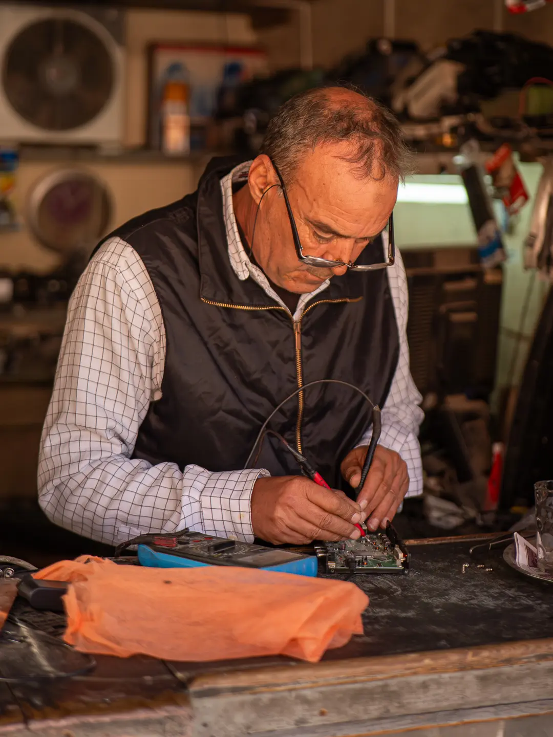 Artisan marocain soudant une pièce métallique dans son atelier Moroccan craftsman welding a metal piece in his workshop