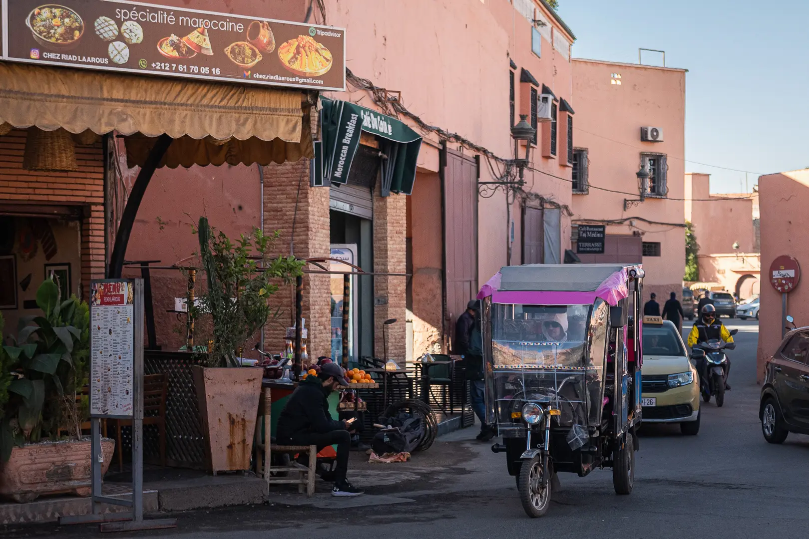 Rue animée de la médina de Marrakech en fin de journée Busy street in Marrakech medina at the end of the day