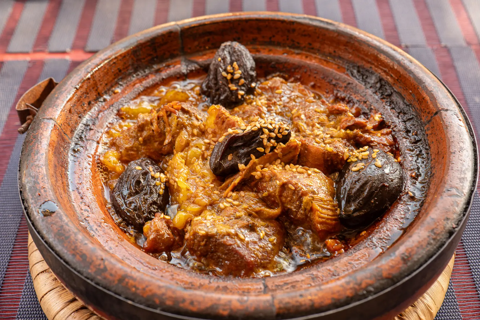 Tajine de bœuf aux pruneaux servi dans un restaurant marocain Beef and prune tagine served in a Moroccan restaurant