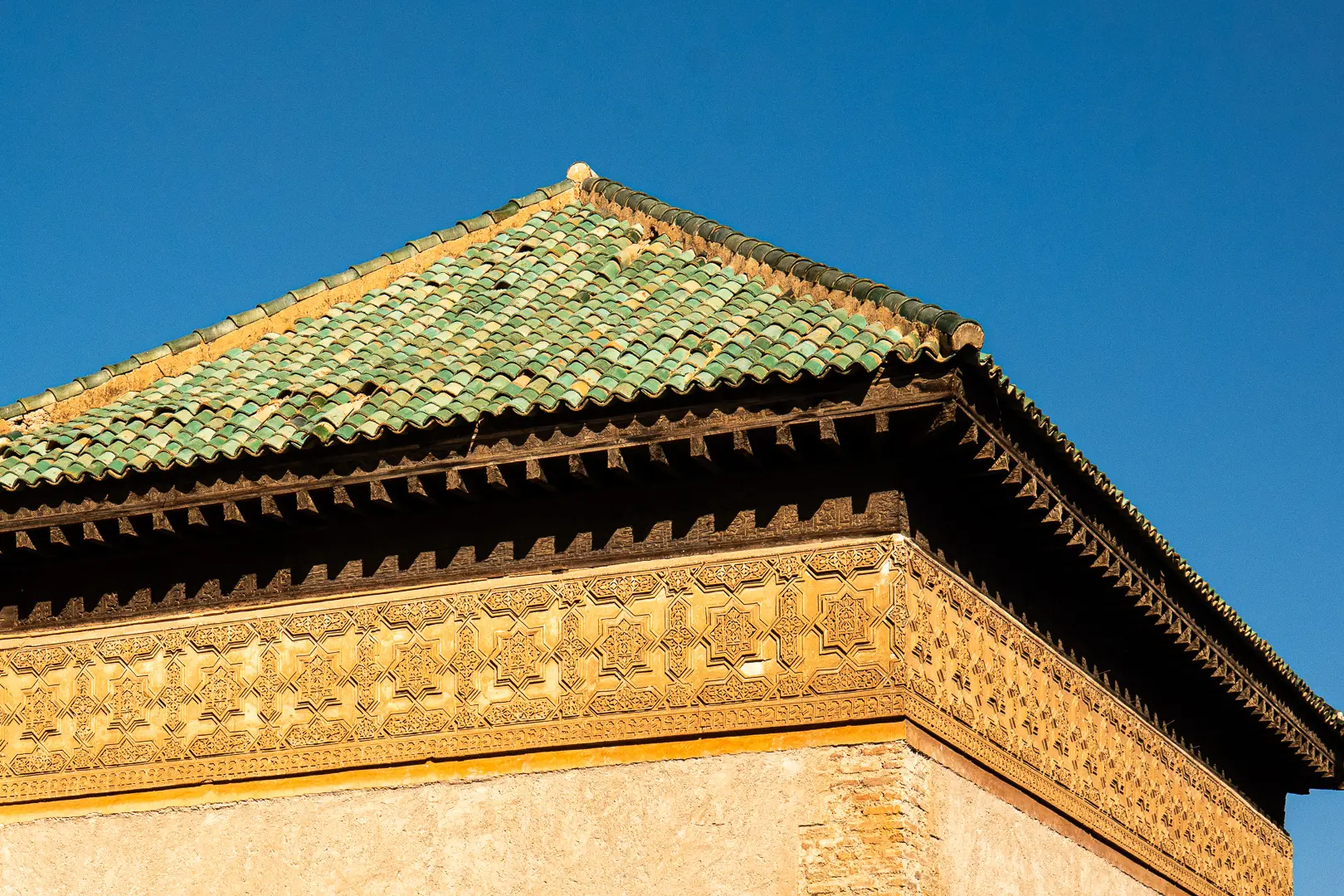 oiture traditionnelle lors de la visite des tombeaux saadiens Traditional rooftop at the Saadian Tombs in Marrakech