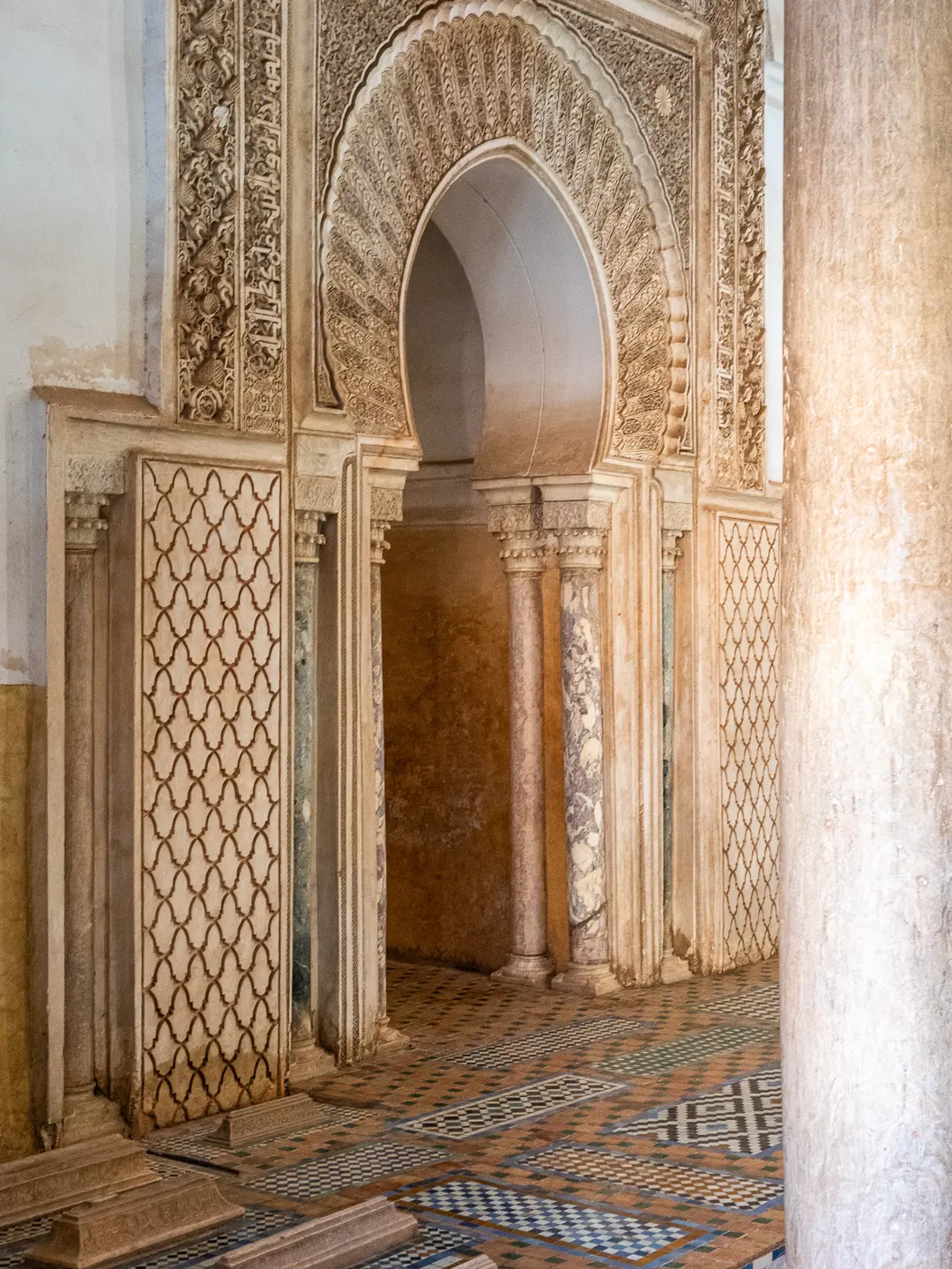 Architecture et arches des tombeaux saadiens à Marrakech Architecture and arches of the Saadian Tombs in Marrakech