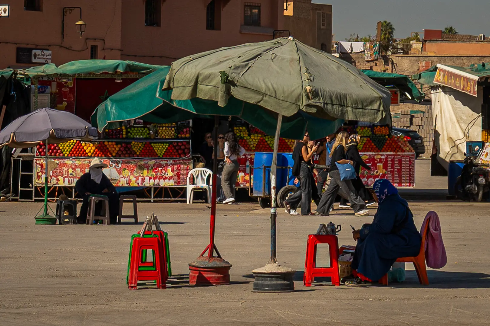 Femmes travaillant sur la place Jemaa el-Fna à Marrakech Women working on Jemaa el-Fna square in Marrakech