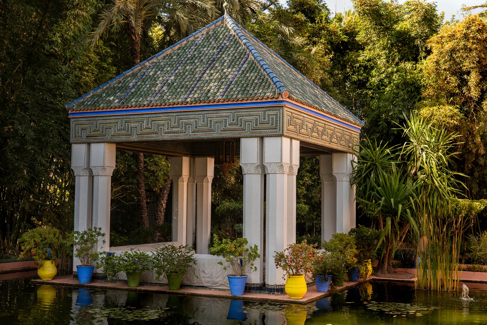 ardin Majorelle avec végétation et pavillon ornemental Majorelle Garden with pavilion and lush vegetation